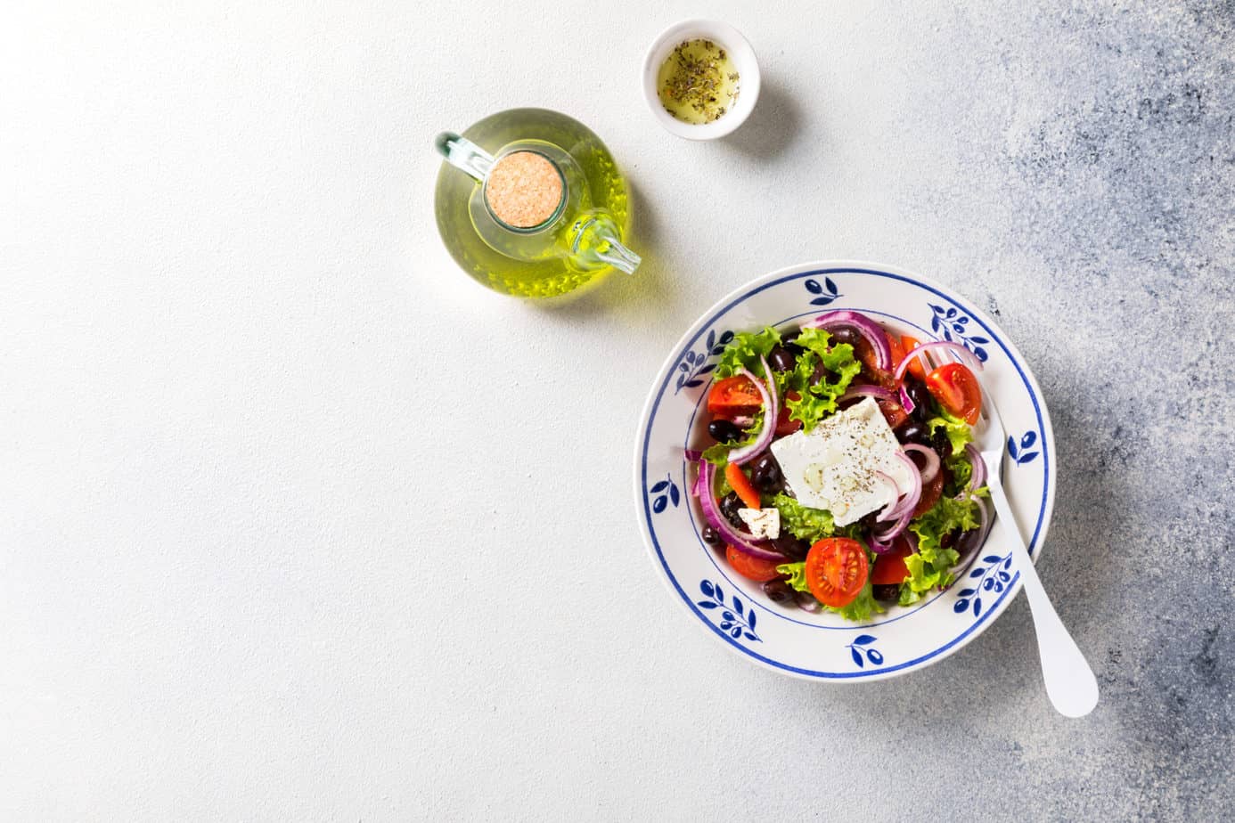 Griechischer Salat mit Olivenöl der frühen Ernte für zusätzlichen Geschmack.
