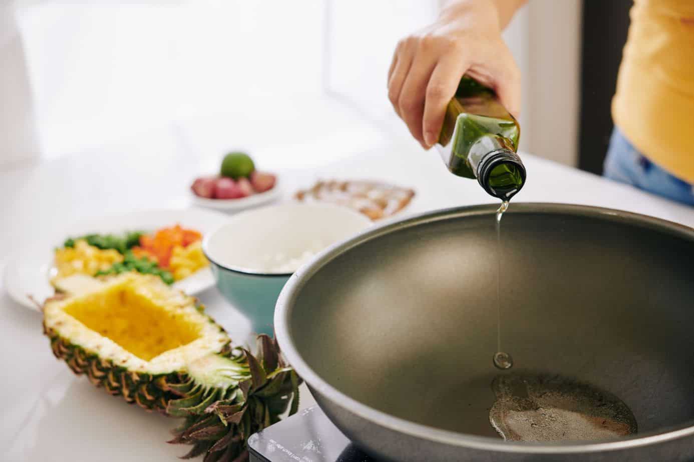 Should-I-Heat-Pan-Before-Adding-Oil Should I heat pan before adding oil? What is the best olive oil for frying?